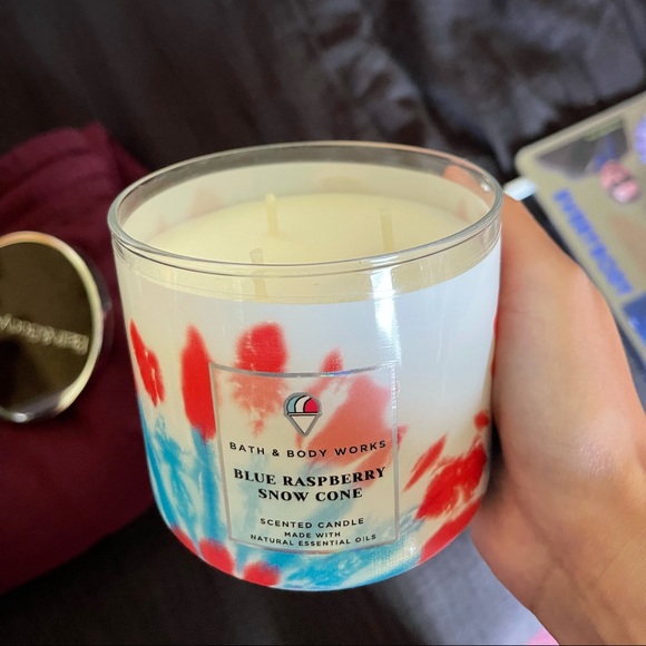 BBW Blue Raspberry Snowcone Candle - Picture 2 of 3